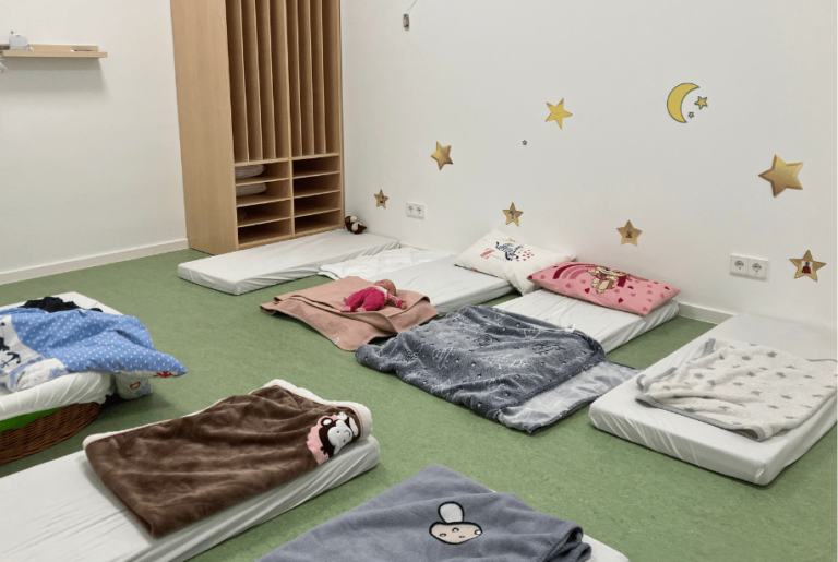 Matratzen auf Boden in Schlafraum der Kita
