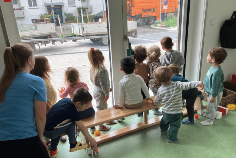 Sitzende Kinder am Fenster